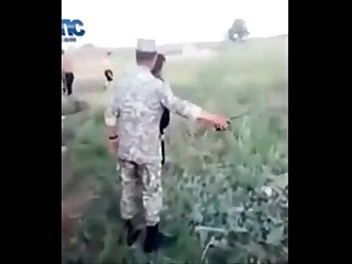 Militares follando con prostituta antes de ir a la guerra