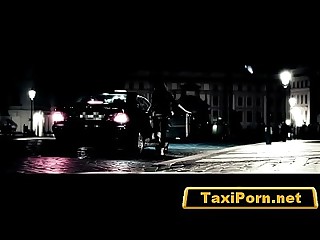 Grande tits Milf passenger fodido de falsificação táxi motorista