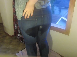 Teen wetting in tight jeans