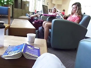Candid blondynka nastolatków nogi stopy w library w la