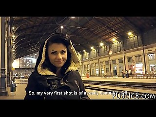 Ceco ragazza raccolto su su Train station e scopata per contanti