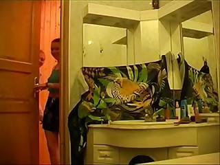 Spy krzywka cought gorący nastolatków undress w the łazienka