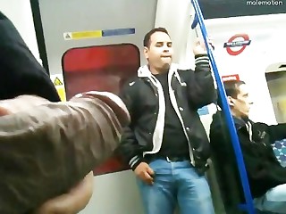 Лондон subway exhibitionist